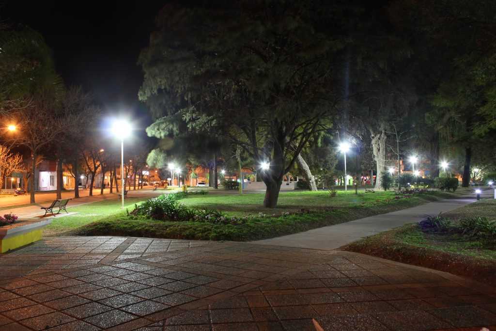 foto nocturna de la plaza san martín de la ciudad de crespo entre ríos
