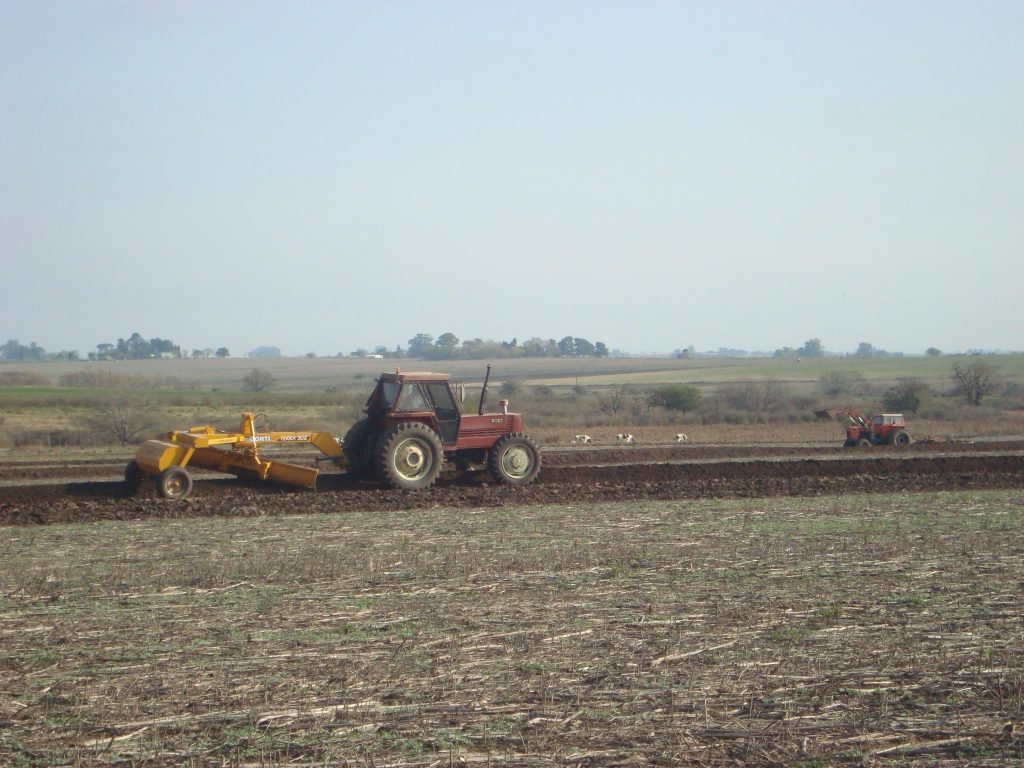 7 de Julio Día de la Conservación de Suelos - tractor con niveladora de suelo construyendo terrazas de nivel , 7 de Julio Día de la Conservación de Suelos