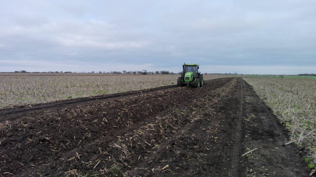 7 de Julio Día de la Conservación de Suelos, tractor construyendo terrazas de nivel en el campo nivelacion de Suelos - terraza de cultivo