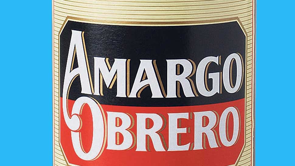 Etiqueta Amargo Obrero, "Amargo" estaba escrito en negro y "Obrero" en rojo
