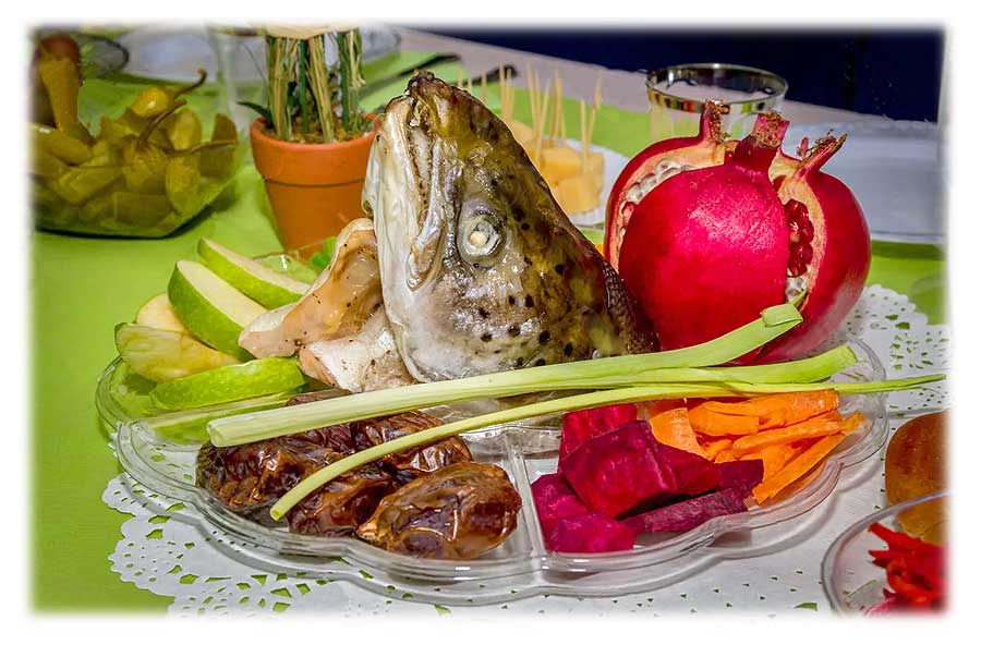 shana tova umetuka ¿Qué se come en rosh hashaná? plato tradicional con la cabeza de pescado, la granada, frutas y verduras para el año nuevo judío.