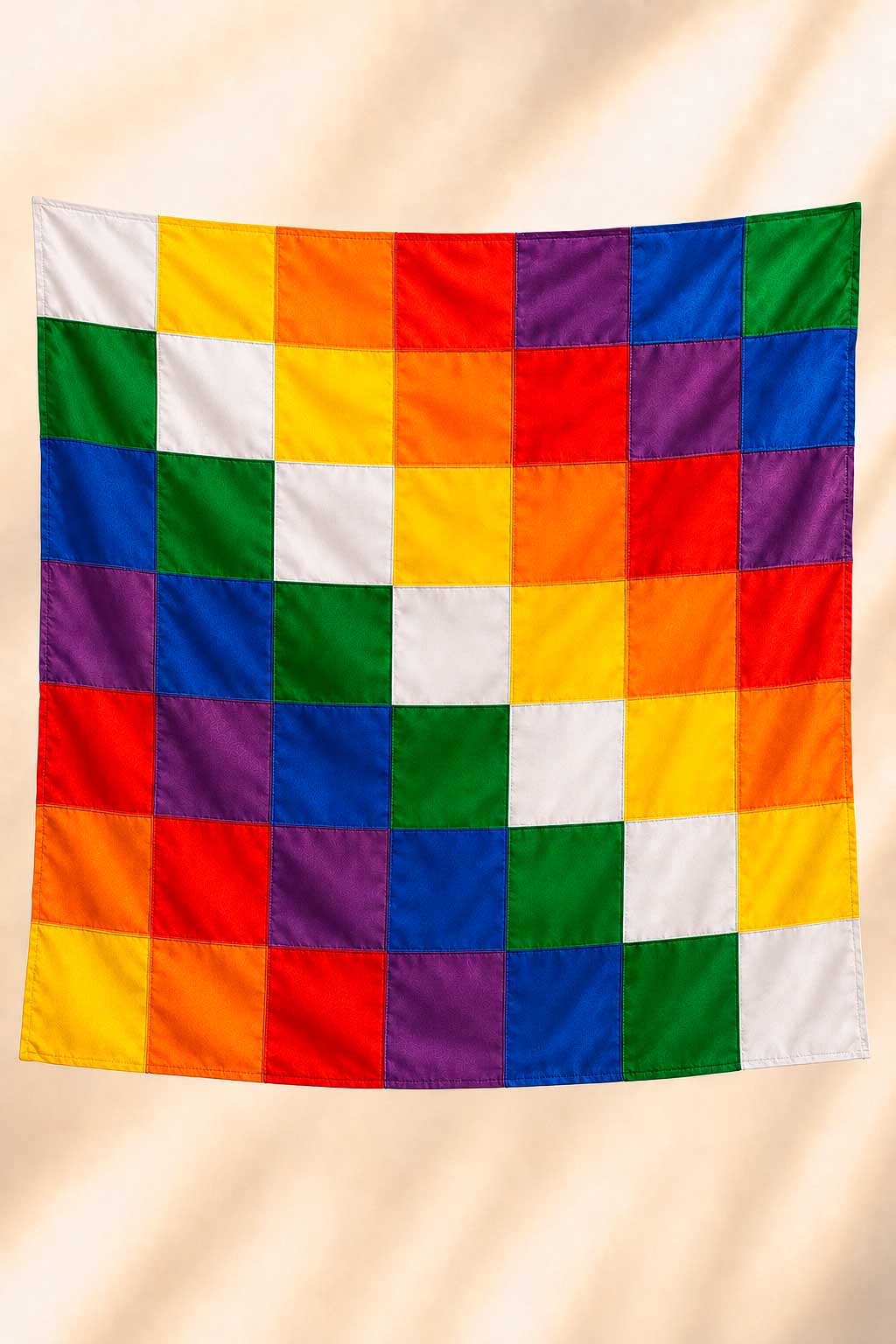 Bandera Wiphala de 49 cuadros con sus siete colores tradicionales