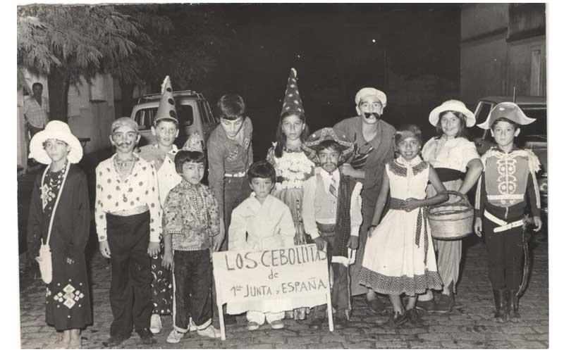 Feriado de Carnaval en Argentina- foto antigua de niños disfrazados y celebrando la noche de carnaval